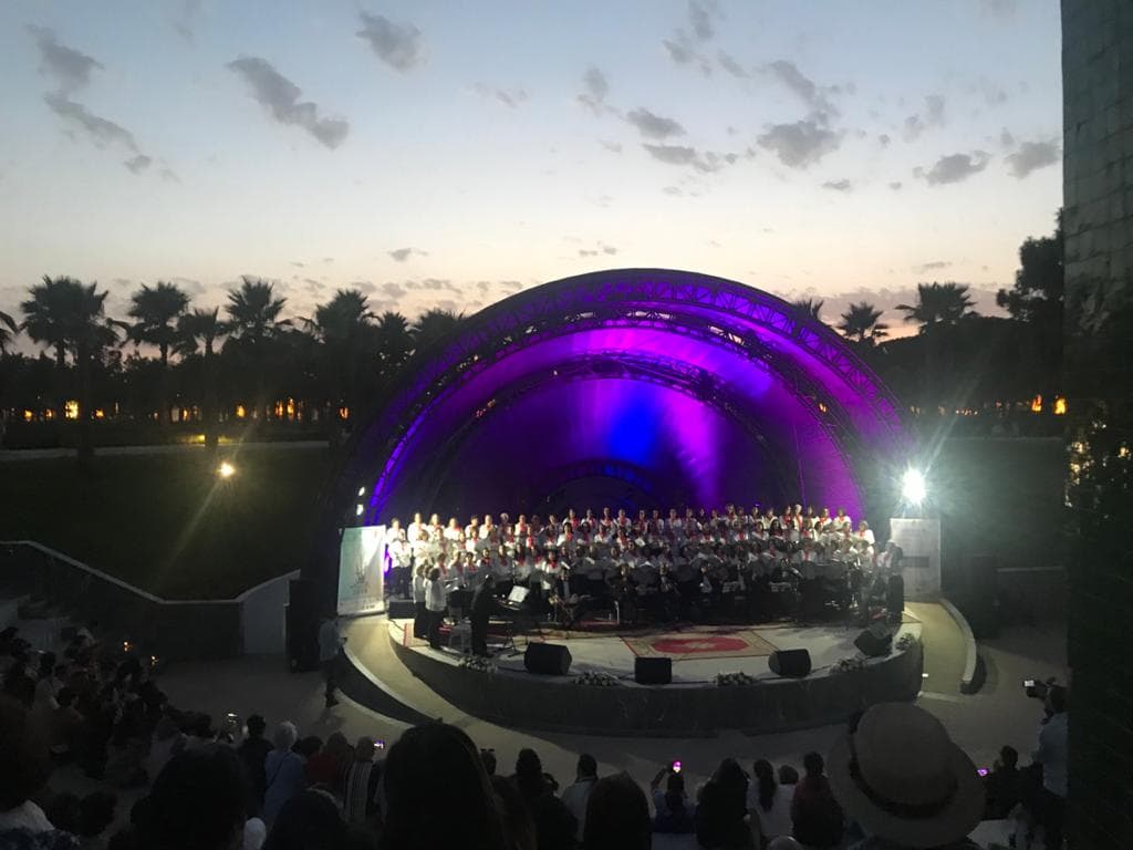 Scène extérieure du Jardin Andalou à Rabat avec éclairage