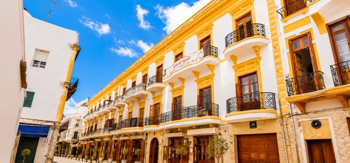 Site Tanger Médina restauré, façades patrimoniales blanches et jaunes