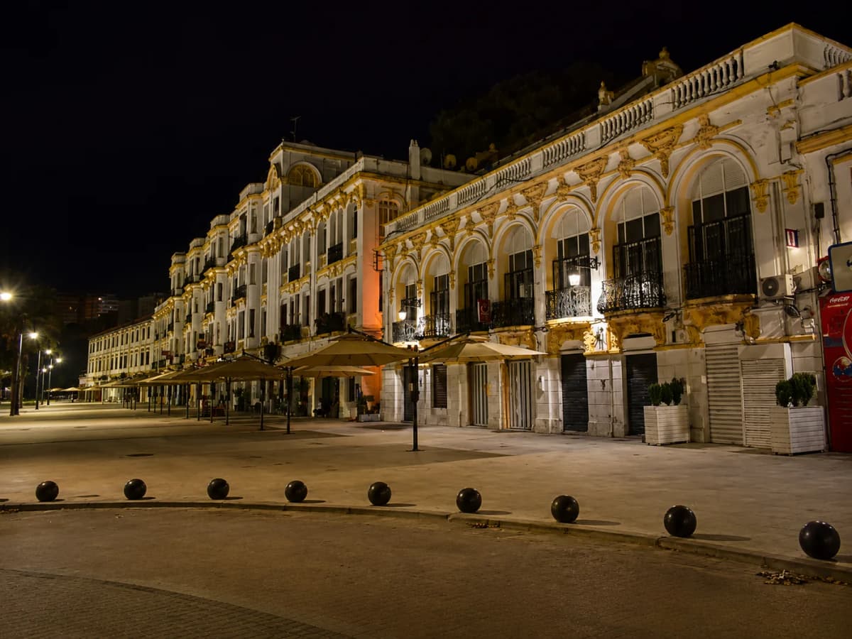 Site Tanger Médina restauré de nuit avec éclairage architectural