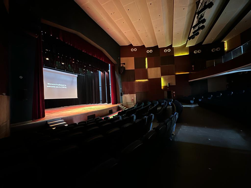 Théâtre Al Hoceima, salle avec sièges rouges